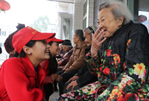 唐山志愿者为老人剪指甲